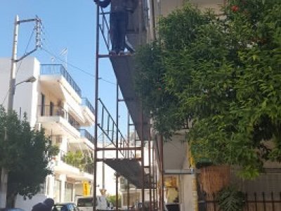 Εργασίες εξωτερικών χρωματισμών πολυκατοικίας και αντικατάστασης κουφωμάτων στον Άγιο Δημήτριο